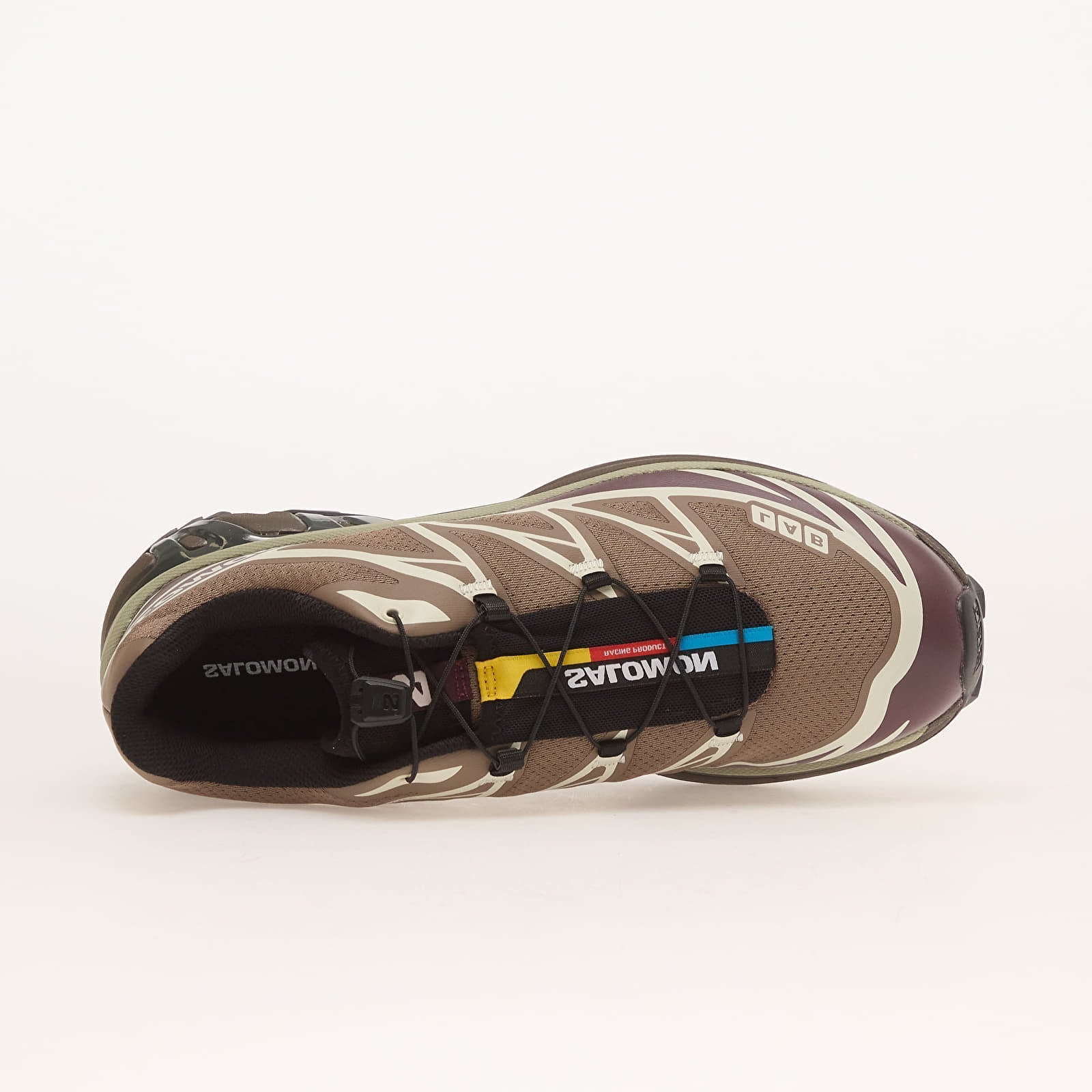 Sneakers Salomon XT-6 Walnut Huckleberry en mesh technique respirant, avec empiècements synthétiques premium, laçage Quicklace et semelle Contagrip haute adhérence.