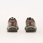 Sneakers Salomon XT-6 Walnut Huckleberry en mesh technique respirant, avec empiècements synthétiques premium, laçage Quicklace et semelle Contagrip haute adhérence.
