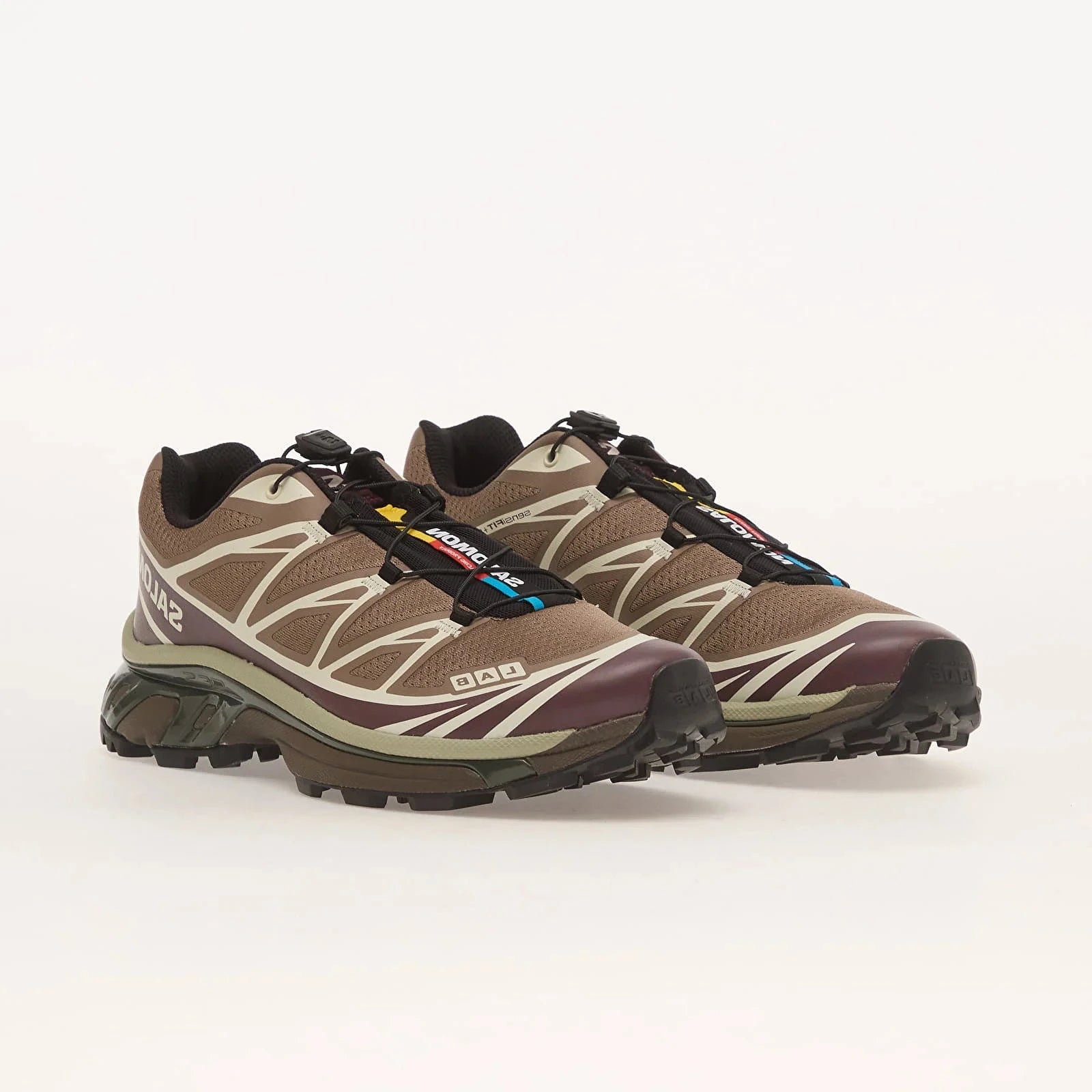 Sneakers Salomon XT-6 Walnut Huckleberry en mesh technique respirant, avec empiècements synthétiques premium, laçage Quicklace et semelle Contagrip haute adhérence.