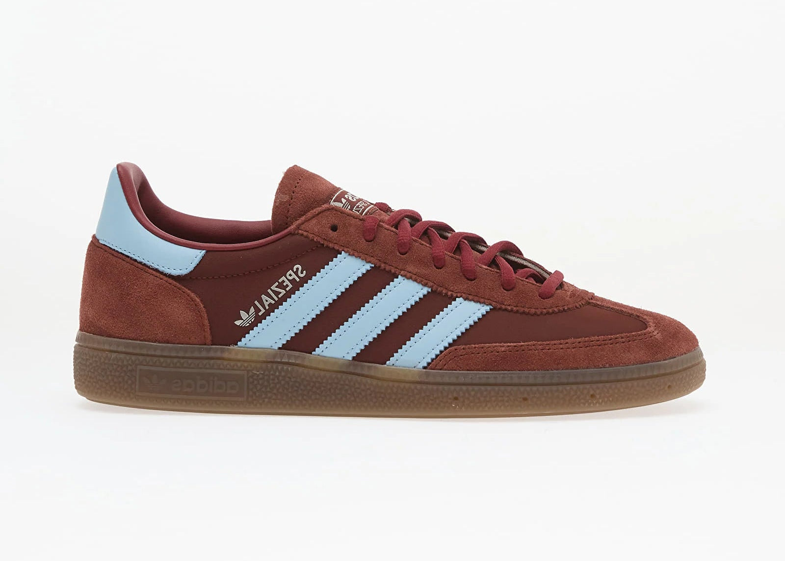 adidas Handball Spezial Fox Brown Clear Sky IH6596, sneaker basse marron à empiècements suédés, trois bandes bleu ciel et semelle gomme caramel.