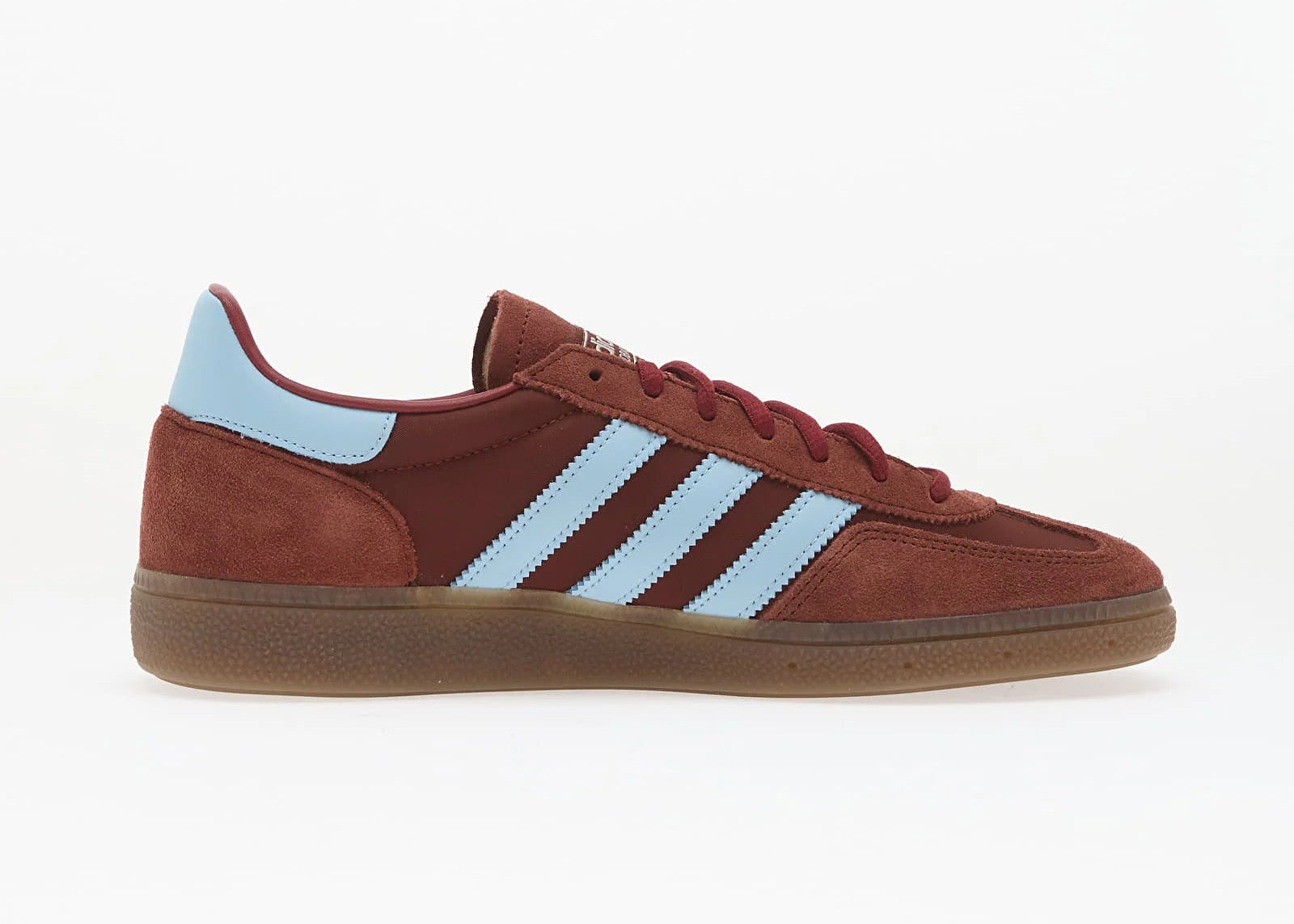 adidas Handball Spezial Fox Brown Clear Sky IH6596, sneaker basse marron à empiècements suédés, trois bandes bleu ciel et semelle gomme caramel.