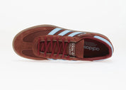 adidas Handball Spezial Fox Brown Clear Sky IH6596, sneaker basse marron à empiècements suédés, trois bandes bleu ciel et semelle gomme caramel.