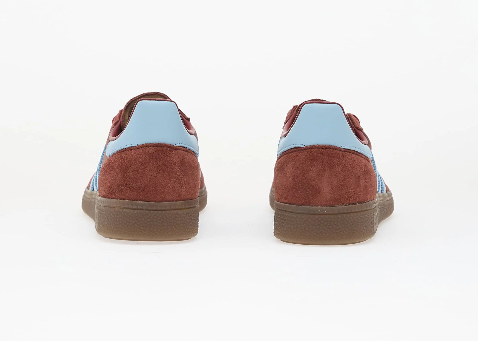 adidas Handball Spezial Fox Brown Clear Sky IH6596, sneaker basse marron à empiècements suédés, trois bandes bleu ciel et semelle gomme caramel.