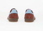 adidas Handball Spezial Fox Brown Clear Sky IH6596, sneaker basse marron à empiècements suédés, trois bandes bleu ciel et semelle gomme caramel.