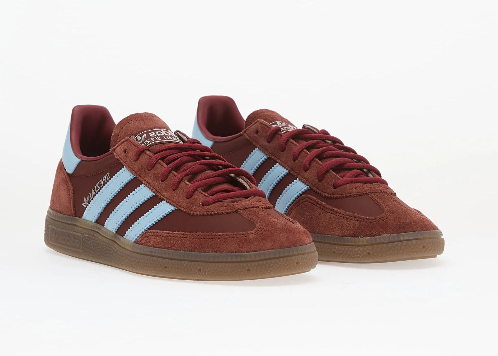 adidas Handball Spezial Fox Brown Clear Sky IH6596, sneaker basse marron à empiècements suédés, trois bandes bleu ciel et semelle gomme caramel.