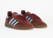 adidas Handball Spezial Fox Brown Clear Sky IH6596, sneaker basse marron à empiècements suédés, trois bandes bleu ciel et semelle gomme caramel.