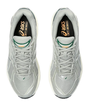 Sneaker ASICS GT-2160 Seal Grey Jewel Green en mesh gris avec détails verts et amorti GEL pour un confort optimal.
