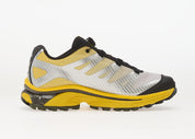Salomon XT-4 OG Silver Black Lemon avec tige en maille respirante argentée, renforts noirs, détails Lemon, système Quicklace™ et semelle Contagrip® à crampons vue de profil intérieur. 