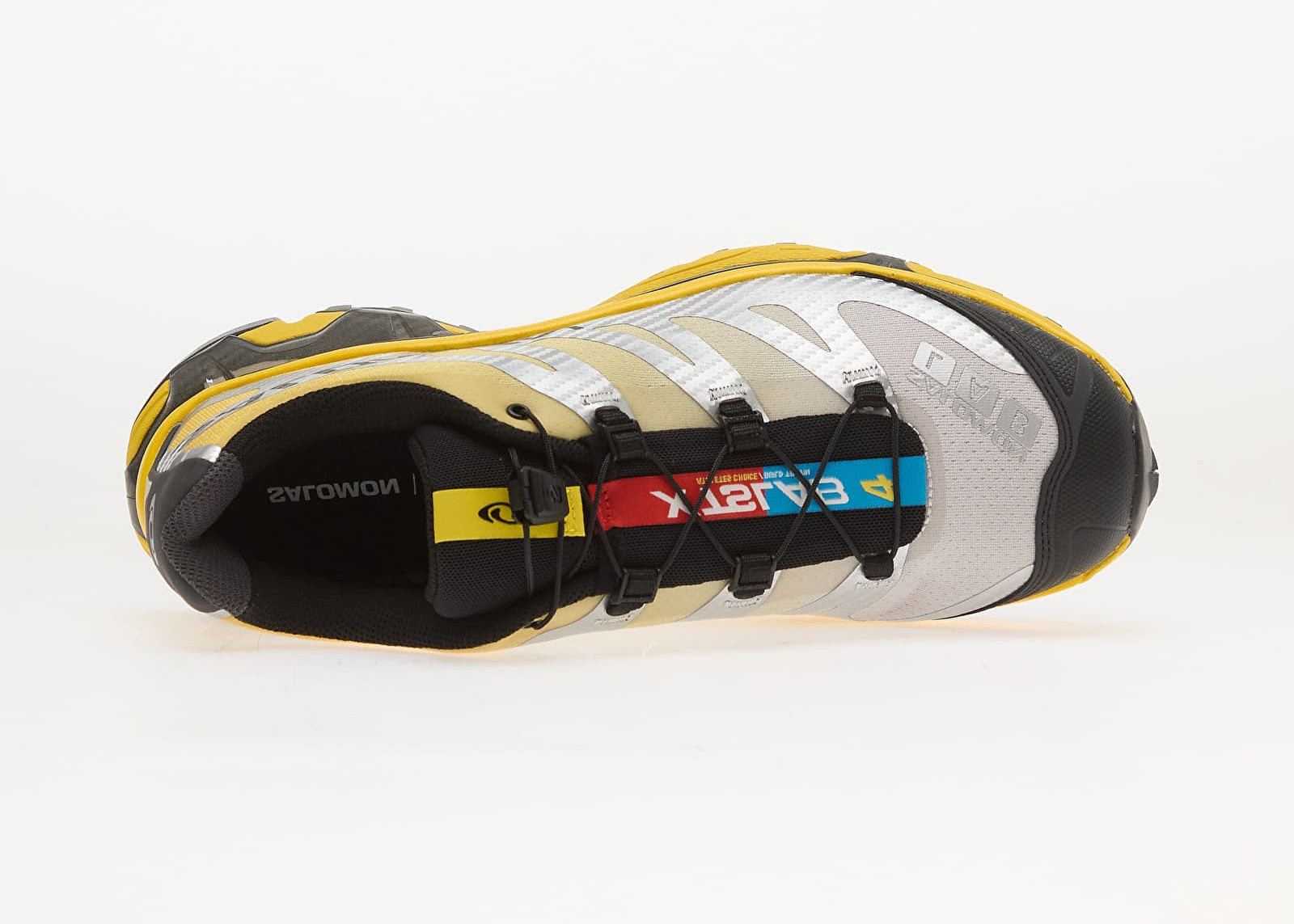 Salomon XT-4 OG Silver Black Lemon avec tige en maille respirante argentée, renforts noirs, détails Lemon, système Quicklace™ et semelle Contagrip® à crampons vue du dessus. 