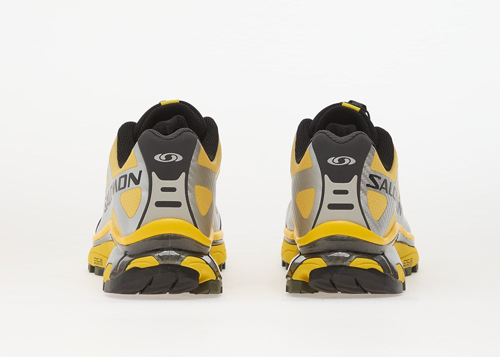 Salomon XT-4 OG Silver Black Lemon avec tige en maille respirante argentée, renforts noirs, détails Lemon, système Quicklace™ et semelle Contagrip® à crampons vue de derrière. 