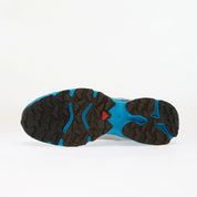 Salomon XT-4 OG Silver Black Transcend Blue avec tige en maille respirante argentée, renforts noirs, détails Transcend Blue, système Quicklace™ et semelle Contagrip® à crampons.