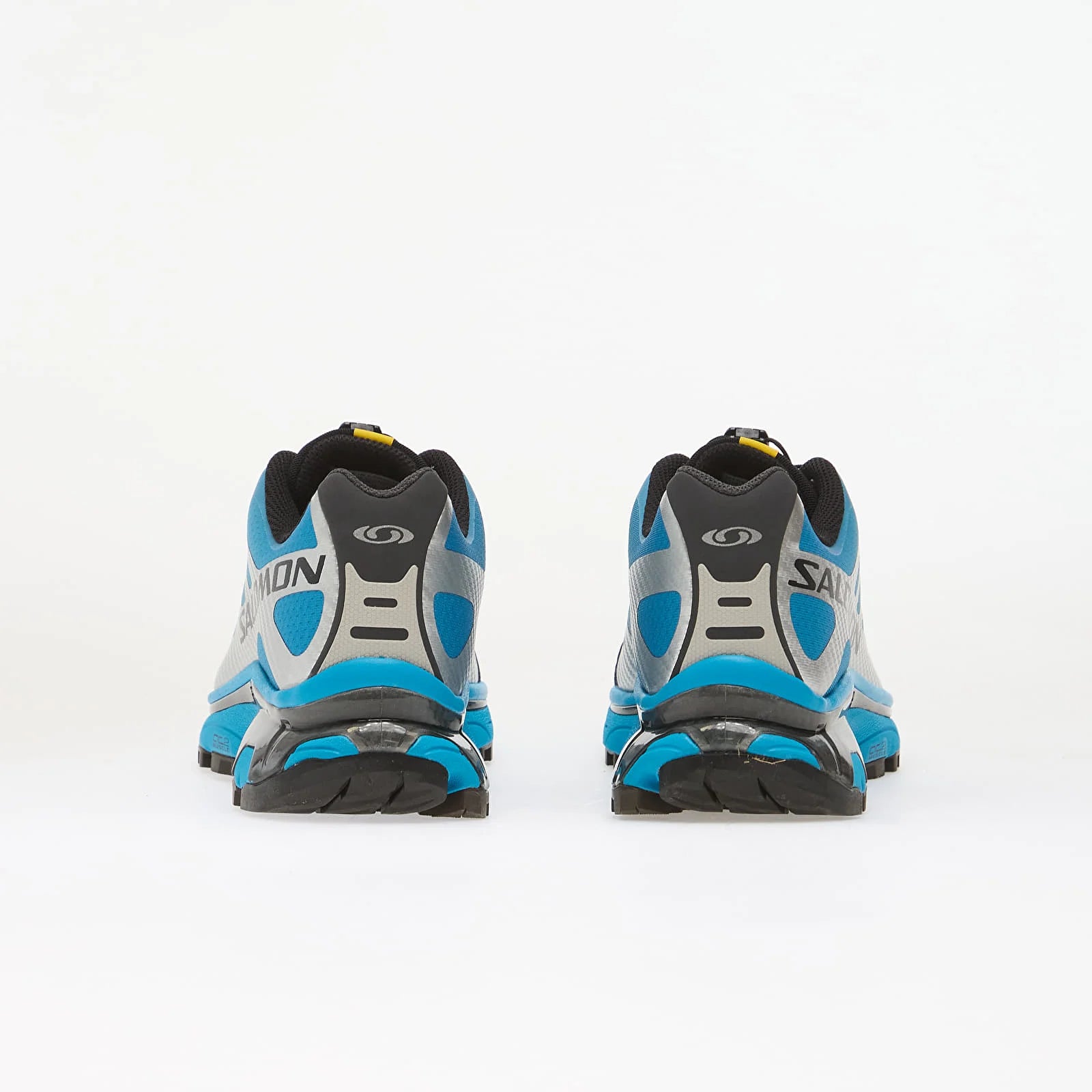Salomon XT-4 OG Silver Black Transcend Blue avec tige en maille respirante argentée, renforts noirs, détails Transcend Blue, système Quicklace™ et semelle Contagrip® à crampons.