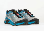 Salomon XT-4 OG Silver Black Transcend Blue avec tige en maille respirante argentée, renforts noirs, détails Transcend Blue, système Quicklace™ et semelle Contagrip® à crampons.