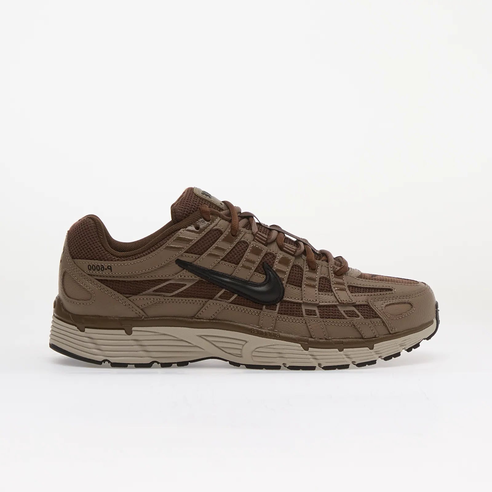 Nike P-6000 Baroque Brown Black marron et noire avec tige en mesh, empiècements en cuir, Swoosh latéral et semelle rétro-running.