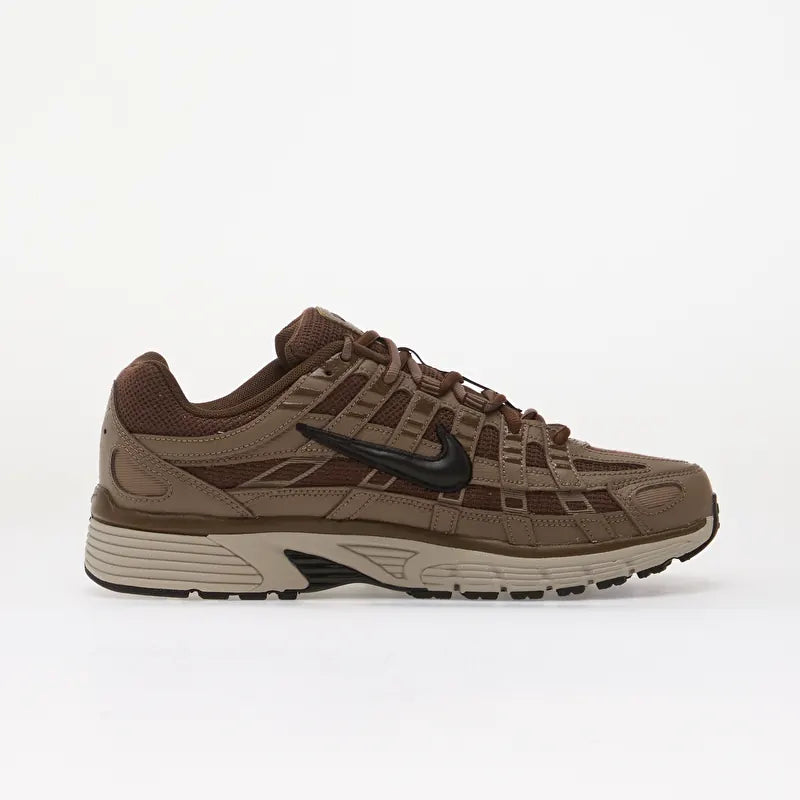 Nike P-6000 Baroque Brown Black marron et noire avec tige en mesh, empiècements en cuir, Swoosh latéral et semelle rétro-running.