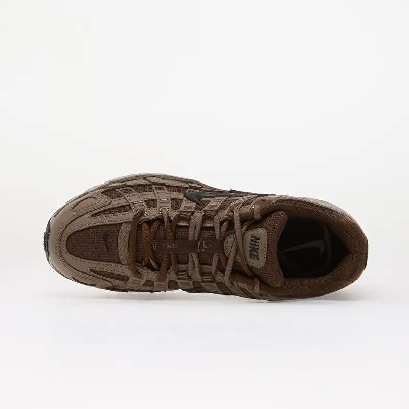 Nike P-6000 Baroque Brown Black marron et noire avec tige en mesh, empiècements en cuir, Swoosh latéral et semelle rétro-running.
