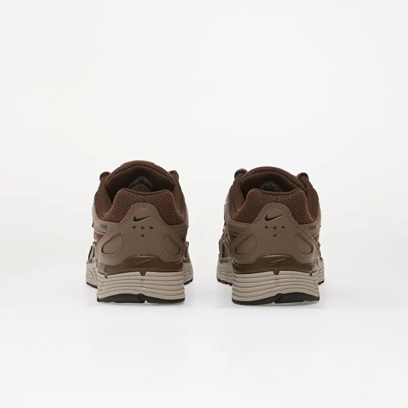 Nike P-6000 Baroque Brown Black marron et noire avec tige en mesh, empiècements en cuir, Swoosh latéral et semelle rétro-running.