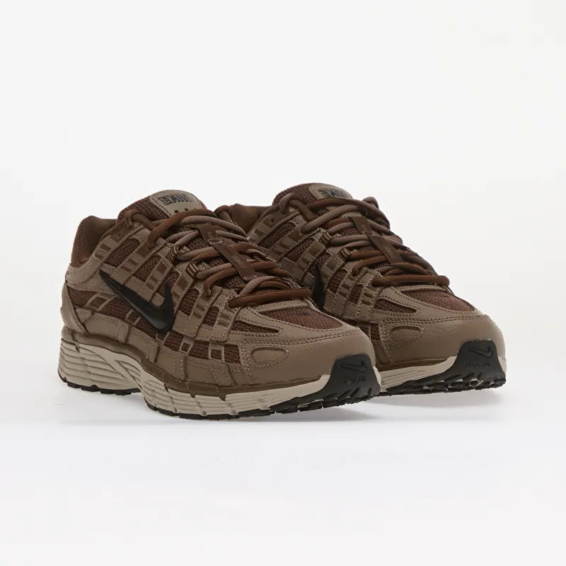 Nike P-6000 Baroque Brown Black marron et noire avec tige en mesh, empiècements en cuir, Swoosh latéral et semelle rétro-running.