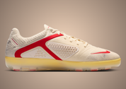 Sneaker Nike Cryoshot CTR360 Maestri II G-Dragon Peaceminusone Natural University Red avec tige crème, accents rouges, détails floraux signature et semelle Cryoshot futuriste.
