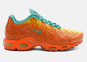 Nike Air Max Plus One Piece Mera Mera IW1283-800 en Brilliant Orange, Vibrant Yellow et Healing Jade, inspirée du Fruit du Démon Mera Mera no Mi.