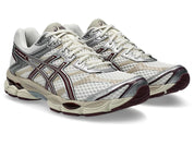 Sneaker ASICS Gel-Cumulus 16 Cream Beniimo Purple en mesh crème avec détails violets, amorti GEL et silhouette rétro-running premium.