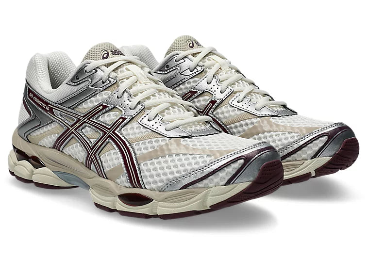 Sneaker ASICS Gel-Cumulus 16 Cream Beniimo Purple en mesh crème avec détails violets, amorti GEL et silhouette rétro-running premium.