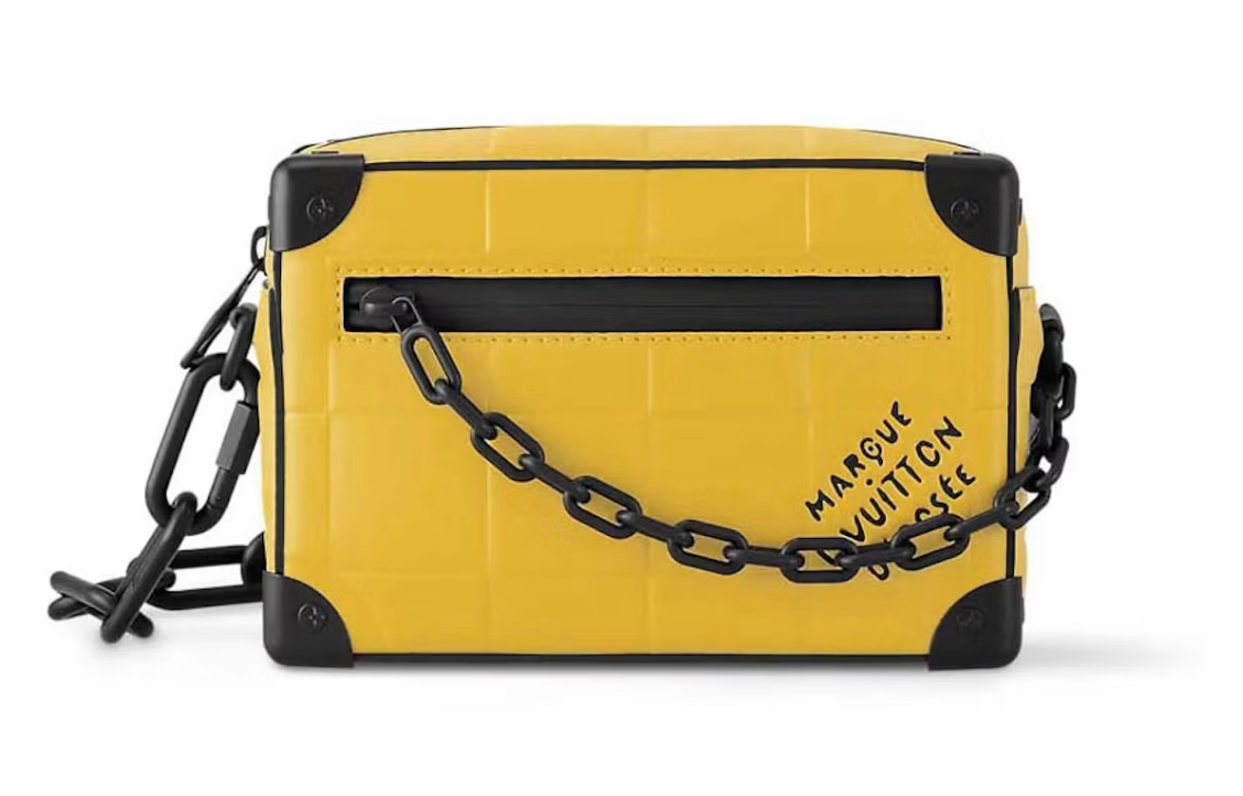 Louis Vuitton Mini Soft Trunk Damier Scuba Yellow en cuir de veau jaune à motif Damier en relief, détails métalliques noirs et bandoulière.