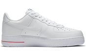 Nike Air Force 1 Low NBA Paris Game, sneaker Nike Air Force 1 Low inspirée du NBA Paris Game avec amorti Nike Air et finitions premium vue de profil intérieur. 