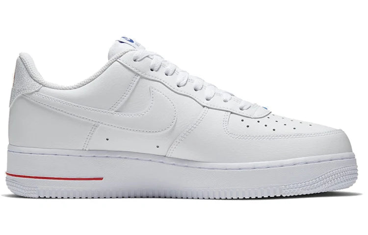Nike Air Force 1 Low NBA Paris Game, sneaker Nike Air Force 1 Low inspirée du NBA Paris Game avec amorti Nike Air et finitions premium vue de profil intérieur. 