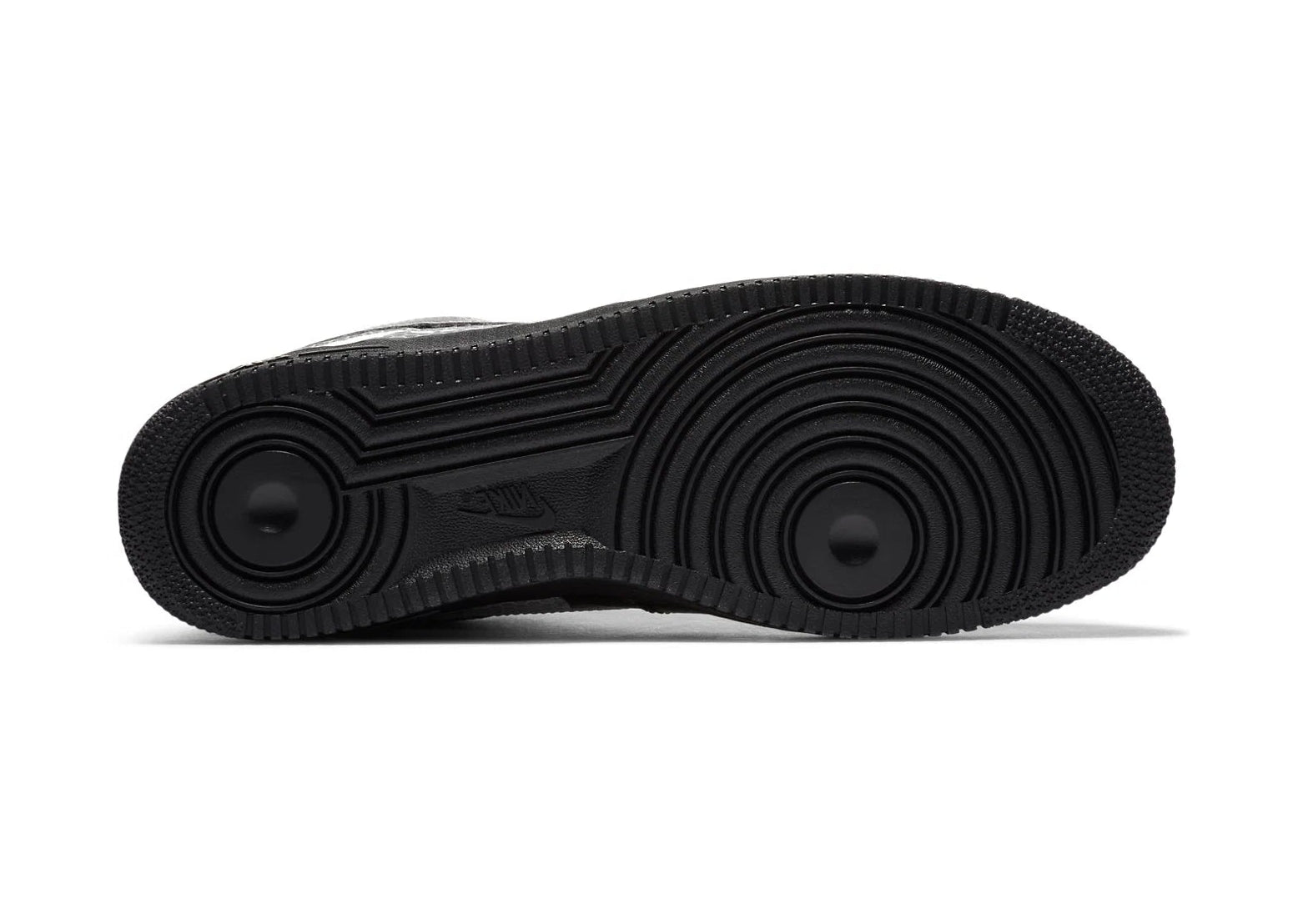 Nike Air Force 1 Low 3M Black, sneaker noire en cuir avec Swoosh argenté et empiècements réfléchissants 3M Metallic Silver vue de dessous. 