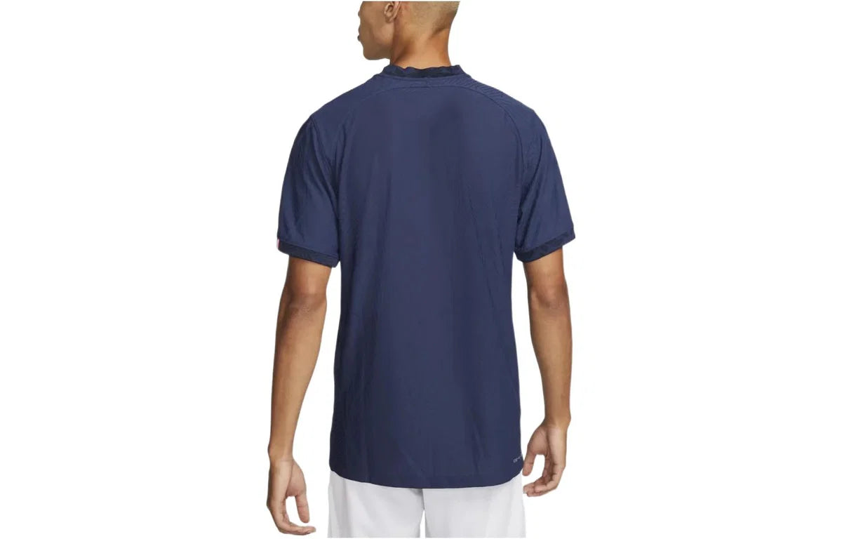 Metallic Gold, maillot domicile officiel de l'Équipe de France avec technologie Dri-FIT ADV, coloris bleu marine et détails dorés vu de dos. 