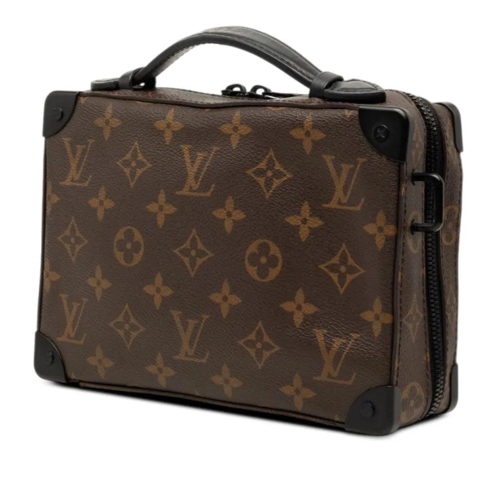 Louis Vuitton Handle Soft Trunk Monogram Macassar Brown, sac Louis Vuitton rectangulaire en toile Monogram marron avec finitions noires, poignée supérieure et bandoulière.