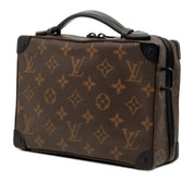 Louis Vuitton Handle Soft Trunk Monogram Macassar Brown, sac Louis Vuitton rectangulaire en toile Monogram marron avec finitions noires, poignée supérieure et bandoulière.