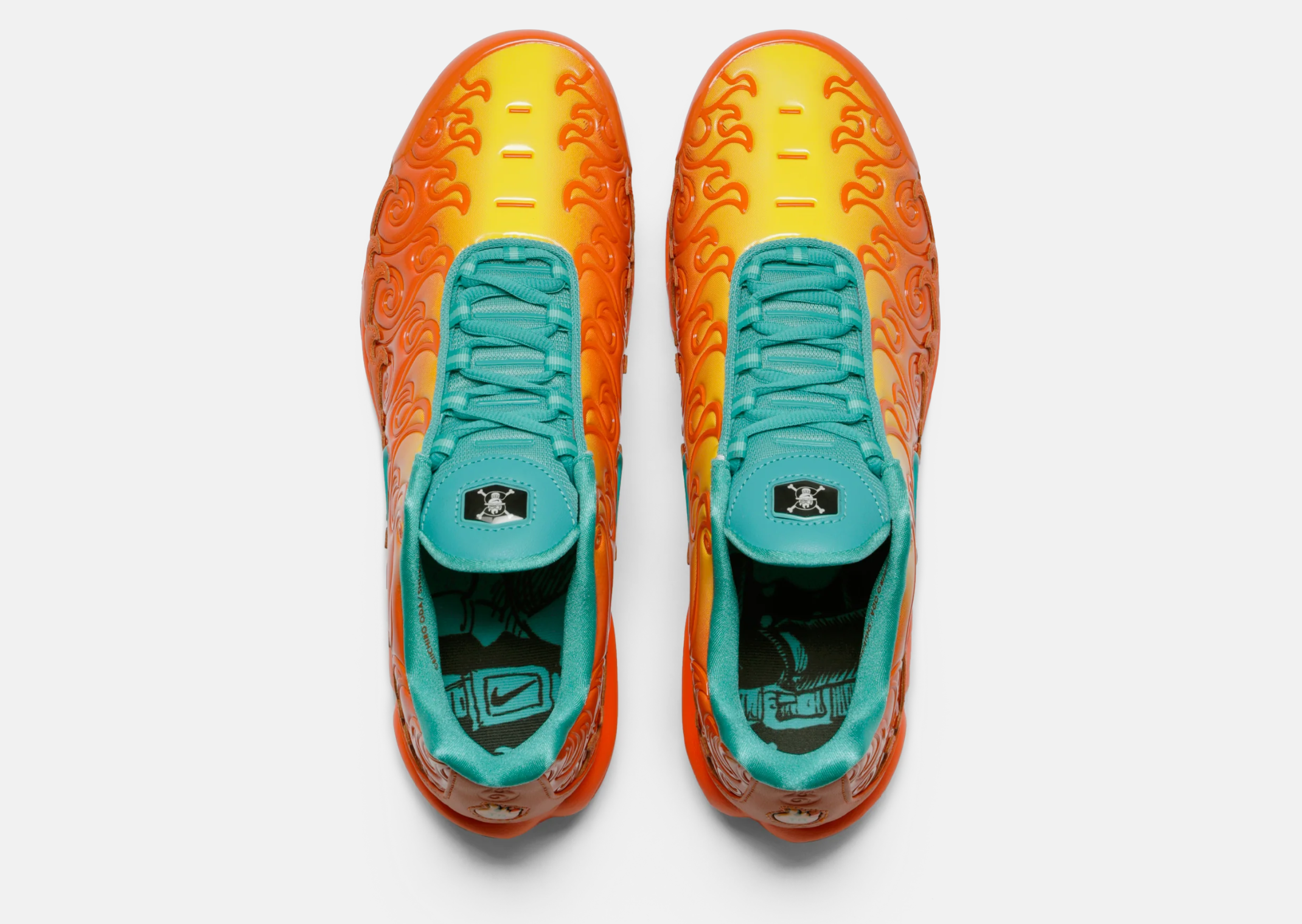 Nike Air Max Plus One Piece Mera Mera IW1283-800 en Brilliant Orange, Vibrant Yellow et Healing Jade, inspirée du Fruit du Démon Mera Mera no Mi.
