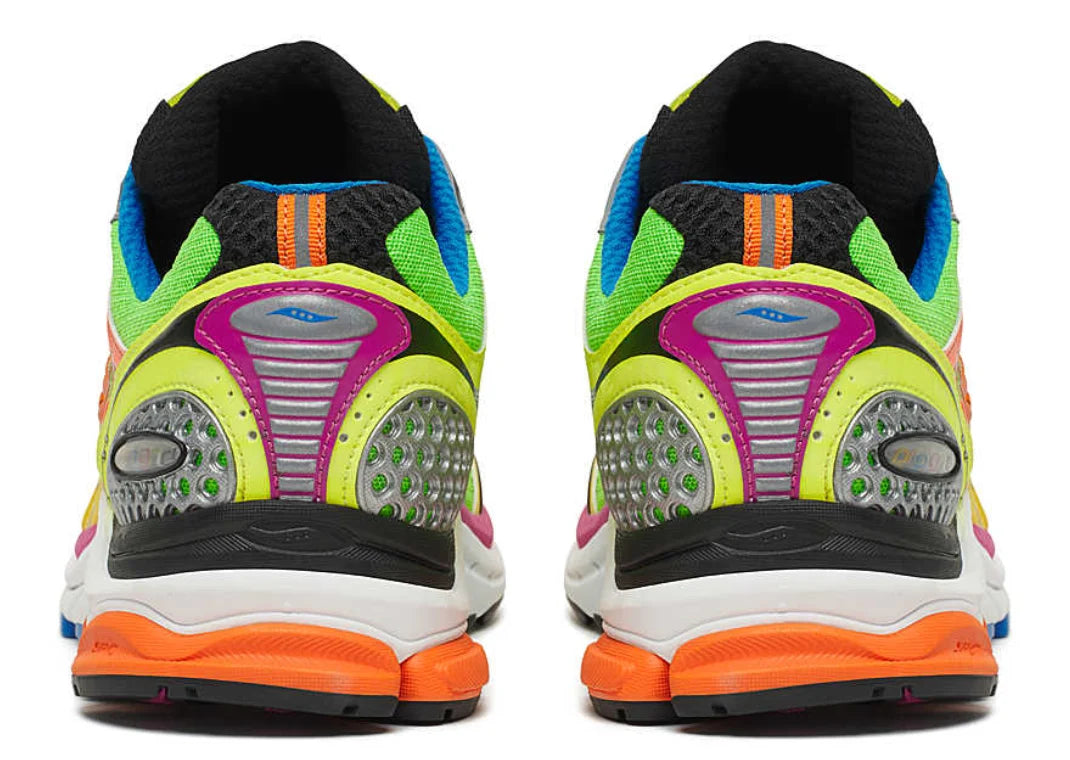 Saucony ProGrid Triumph 4 argentée métallique avec détails crimson et amorti ProGrid, édition Westside Gunn.
