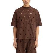 Jacquemus x Nike Le Swoosh T-shirt Brown à manches courtes, coloris brun, col rond et détail Swoosh Nike revisité dans l'univers minimaliste de Jacquemus porté vu de face. 