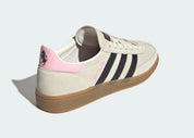 adidas Juventus FC Handball Spezial KK3023, sneaker basse en suède blanc cassé avec trois bandes noires, talon rose et semelle gomme caramel.