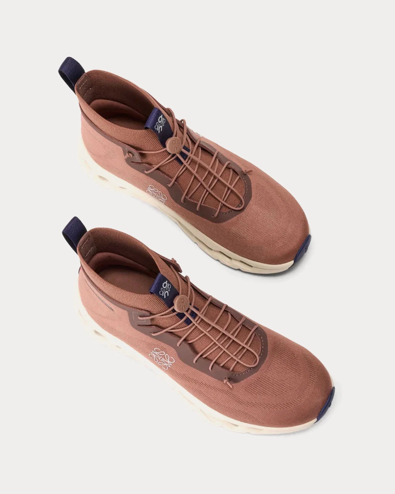 On Running Cloudtilt Hi LOEWE taupe beige et navy en mesh technique avec semelle CloudTec Phase premium. vue de dessus