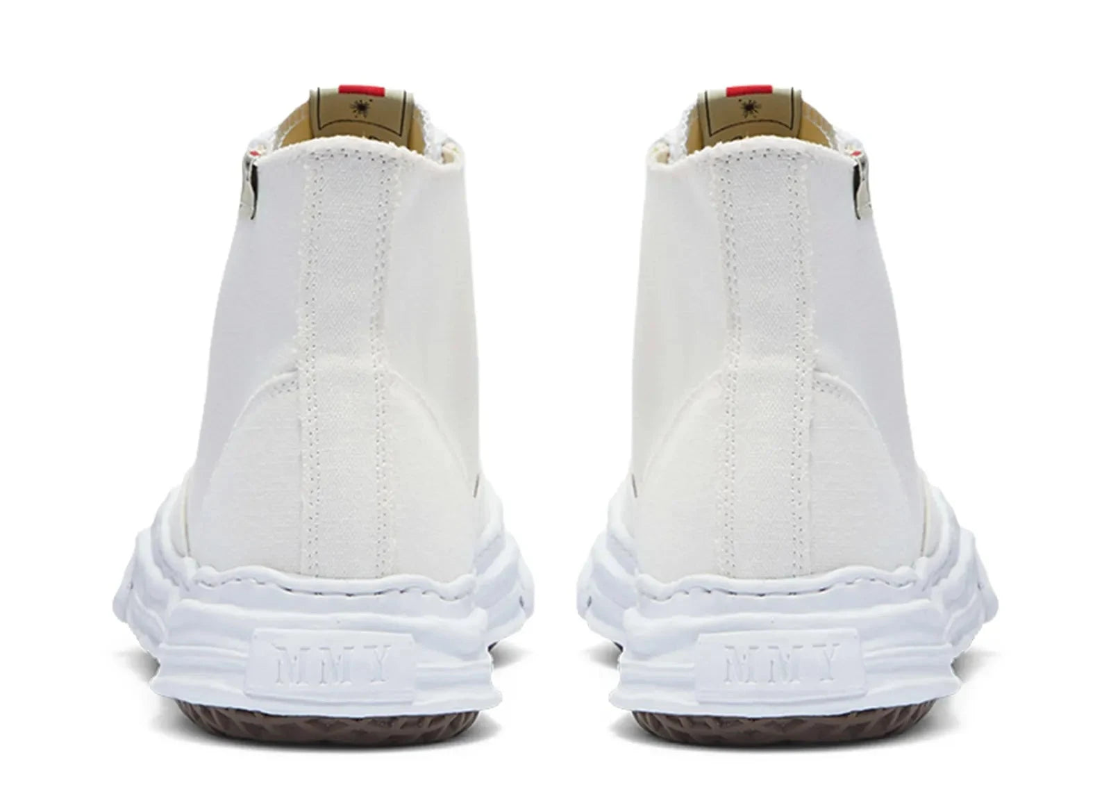 Découvrez la Maison Mihara Yasuhiro Hank OG Sole Canvas Hi White, une sneaker montante en toile blanche avec semelle OG Sole sculpturale et silhouette iconique au design contemporain.