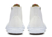 Découvrez la Maison Mihara Yasuhiro Hank OG Sole Canvas Hi White, une sneaker montante en toile blanche avec semelle OG Sole sculpturale et silhouette iconique au design contemporain.