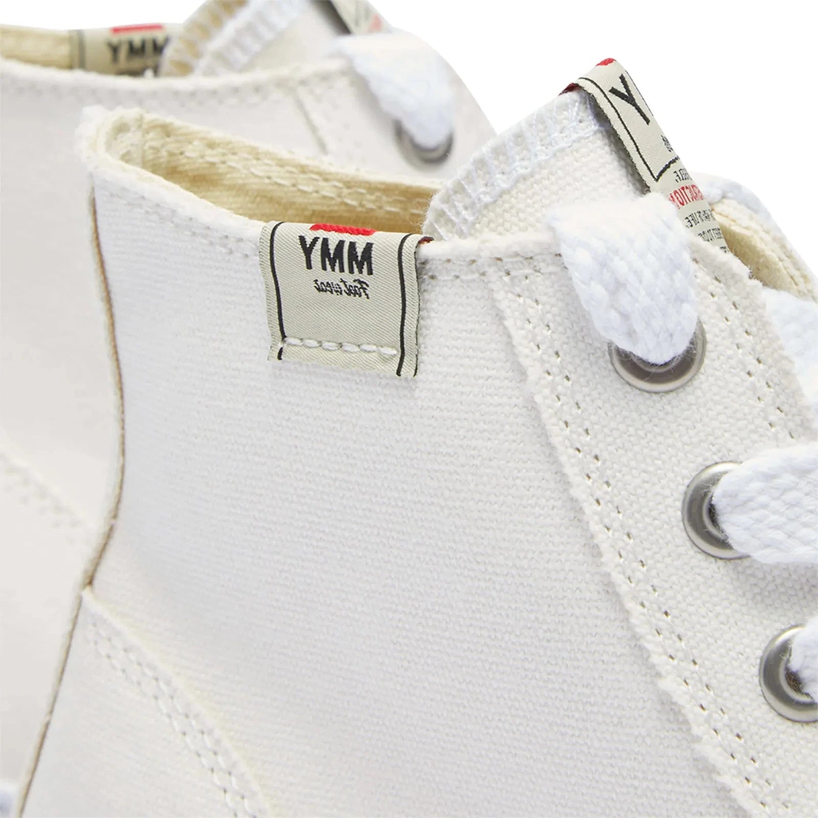 Découvrez la Maison Mihara Yasuhiro Hank OG Sole Canvas Hi White, une sneaker montante en toile blanche avec semelle OG Sole sculpturale et silhouette iconique au design contemporain.