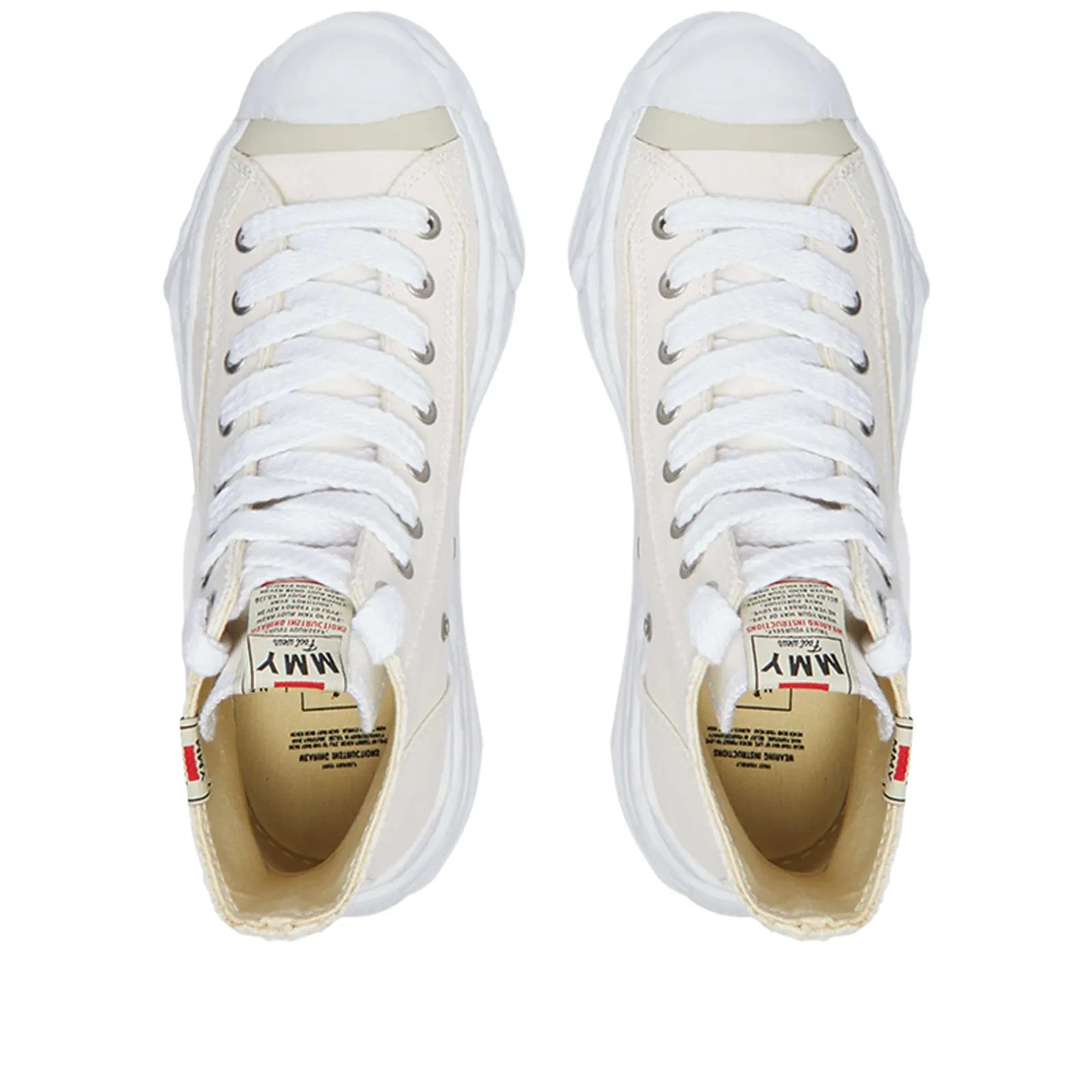 Découvrez la Maison Mihara Yasuhiro Hank OG Sole Canvas Hi White, une sneaker montante en toile blanche avec semelle OG Sole sculpturale et silhouette iconique au design contemporain.
