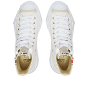 Découvrez la Maison Mihara Yasuhiro Hank OG Sole Canvas Hi White, une sneaker montante en toile blanche avec semelle OG Sole sculpturale et silhouette iconique au design contemporain.