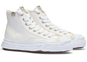 Découvrez la Maison Mihara Yasuhiro Hank OG Sole Canvas Hi White, une sneaker montante en toile blanche avec semelle OG Sole sculpturale et silhouette iconique au design contemporain.