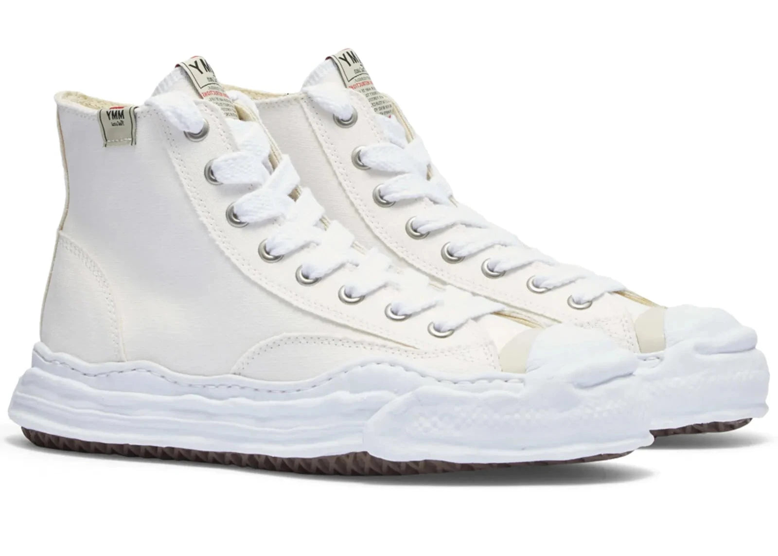 Découvrez la Maison Mihara Yasuhiro Hank OG Sole Canvas Hi White, une sneaker montante en toile blanche avec semelle OG Sole sculpturale et silhouette iconique au design contemporain.