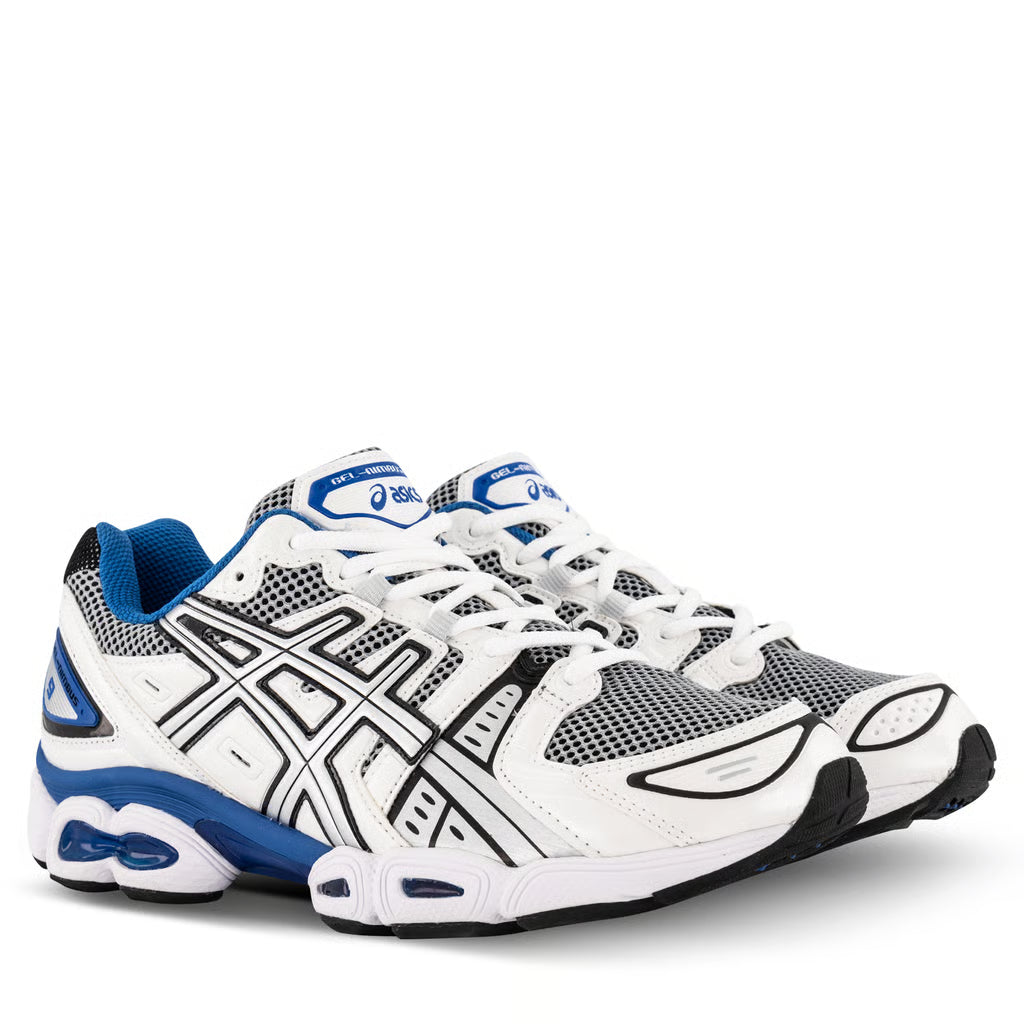 Sneaker ASICS Gel-Nimbus 9 White Lake Drive en mesh blanc avec détails bleu vif, amorti GEL et silhouette rétro-running inspirée des années 2000.