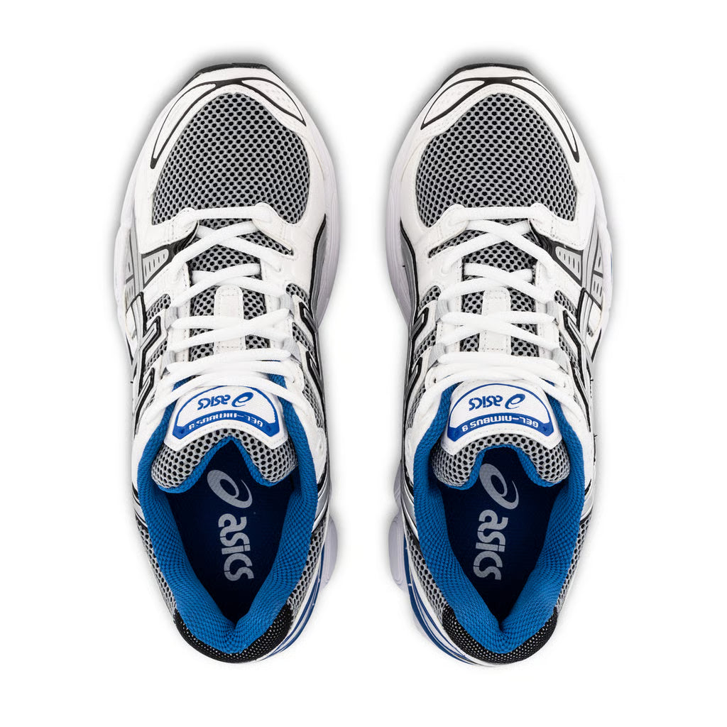 Sneaker ASICS Gel-Nimbus 9 White Lake Drive en mesh blanc avec détails bleu vif, amorti GEL et silhouette rétro-running inspirée des années 2000.