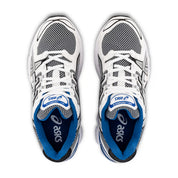 Sneaker ASICS Gel-Nimbus 9 White Lake Drive en mesh blanc avec détails bleu vif, amorti GEL et silhouette rétro-running inspirée des années 2000.