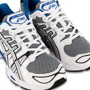 Sneaker ASICS Gel-Nimbus 9 White Lake Drive en mesh blanc avec détails bleu vif, amorti GEL et silhouette rétro-running inspirée des années 2000.