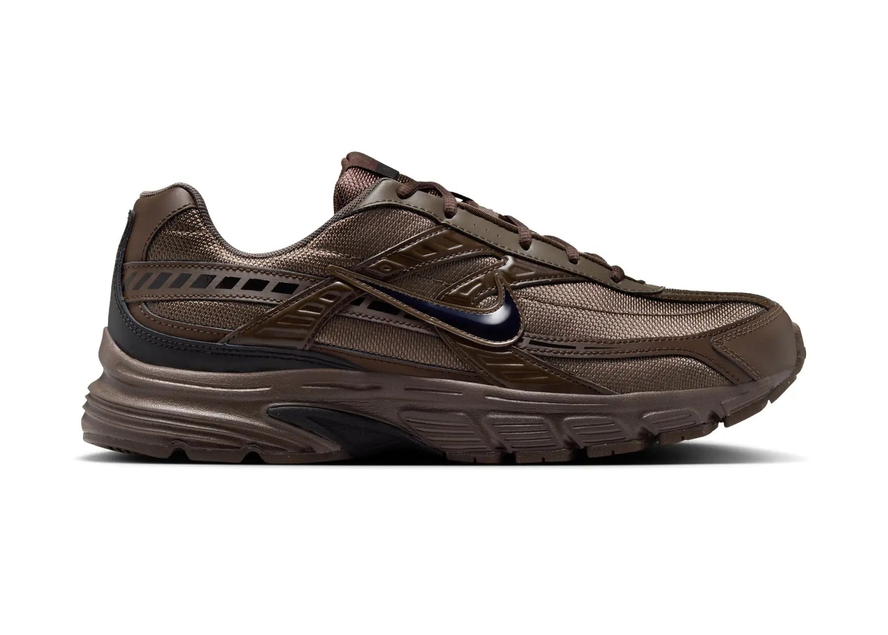 Nike Initiator Baroque Brown Black marron, gris pierre et noire avec empeigne respirante, renforts de maintien et semelle intermédiaire en mousse vue de profil. 